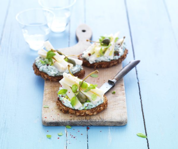 Epinard-en-branche-2.5kg-recette-tartines-coeurs-de-palmiers-mousse-d'épinard-au-chèvre-frais