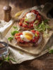 Tartine de pain de campagne tomates & œuf parfait