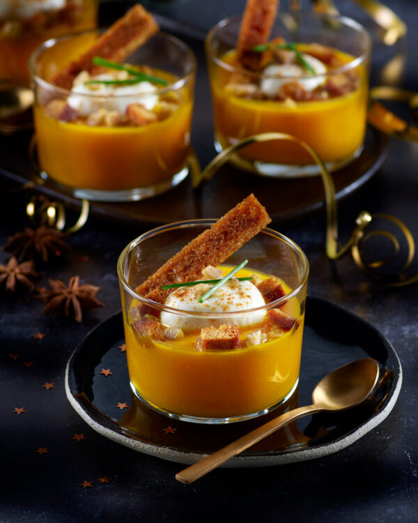 Oeuf-poché-recette-verrine-crème-de-potimarron-et-pain-d'épices-HD