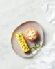 Oeufs brouillés à l’aillet, tartare de saumon mariné